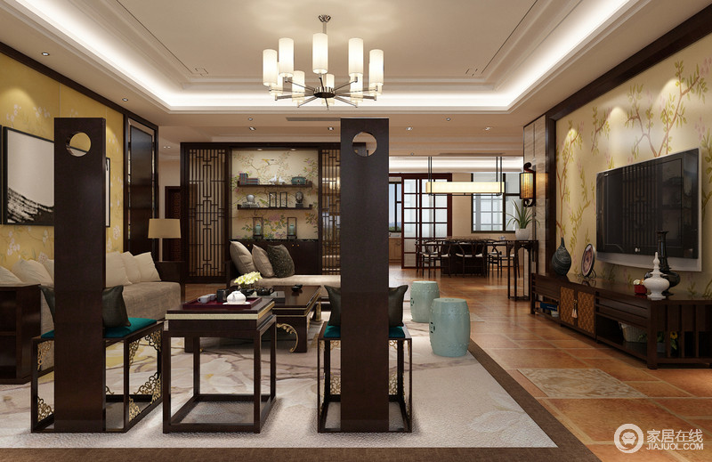 客厅采用自然元素的浅黄色壁纸装饰，深棕色中式家具考究地纹理、铜铸技术都是妙笔设计，让空间中式时尚浓烈。