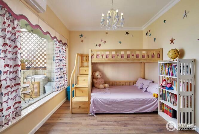儿童房装的是一个上下床，上上铺的小梯子还有收纳柜，整体木质的床，空间自然而又大方；而墙面上的五角星吊坠，结合可爱的窗帘，让这个空间充满童趣的气息。

