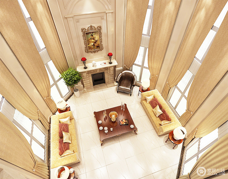 从二楼俯瞰空间，挑高的格局再加上棕黄色窗帘，气势十足；对称的家具布置方式，造就了空间的大格局，再加上古典家具的精工细作，足显生活的大气。