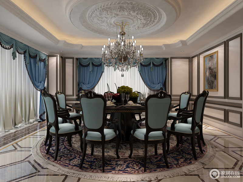 欧式设计中最引以为傲的就是娴熟手工艺所展示出无以伦比的魅力，正如空间中略带紫色的圆形花纹地毯；蓝色餐椅环绕在褐色的圆桌只待晚餐开启的一刻，上演华丽的法式华宴。