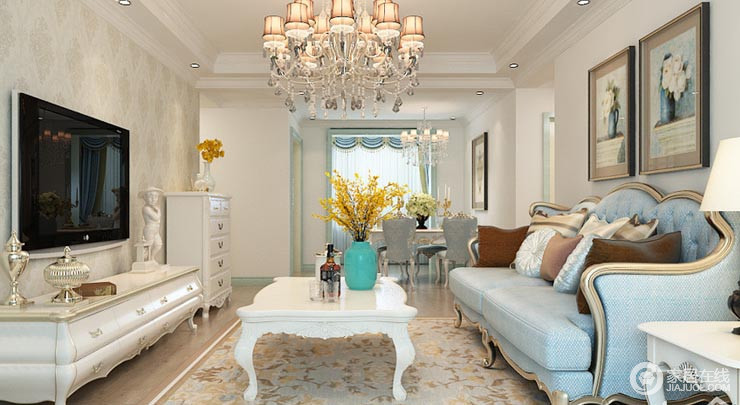 现代化清新气息的欧式复古客厅充满着明亮舒适的质感，欧式的华丽吊灯，蓝色柔软舒适的欧式沙发，搭配白色的茶几，配上灰色的瑞士卢森地板上铺设的花式地毯，彰显出浓郁的欧式质感。
