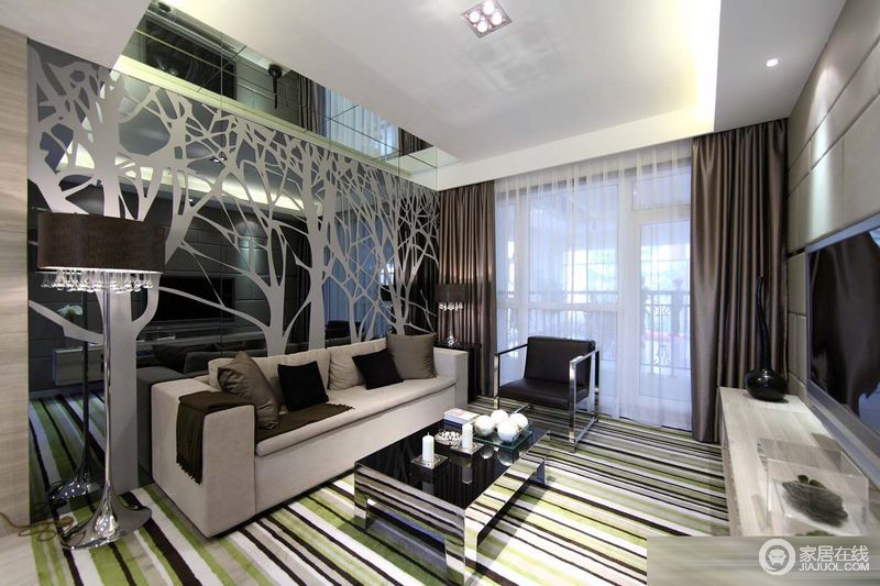 客厅的设计上采用了镜面的背景墙，是空间得到了有效的延伸，而树枝状的点缀和布艺的沙发融合在一起