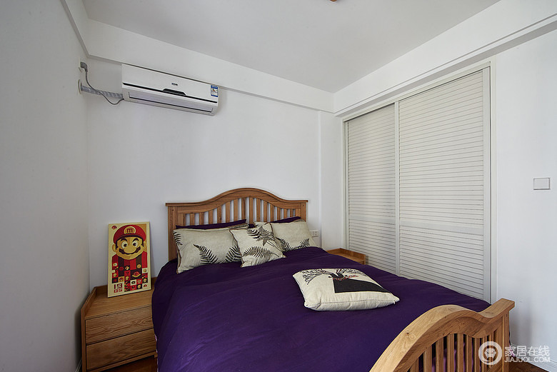 主卧设计的非常简约，墙面保持着大白墙式样，衬托着原木风的双人床，床品色调浓厚，为空间带入深邃宁静的休憩氛围。