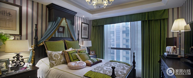 卧室一角，罗马公主床因为绿色床幔的点缀，减去了条纹壁式的单调，与绿色窗帘等软装构成清新；暖色光线与家具摆饰，让生活更有味道。