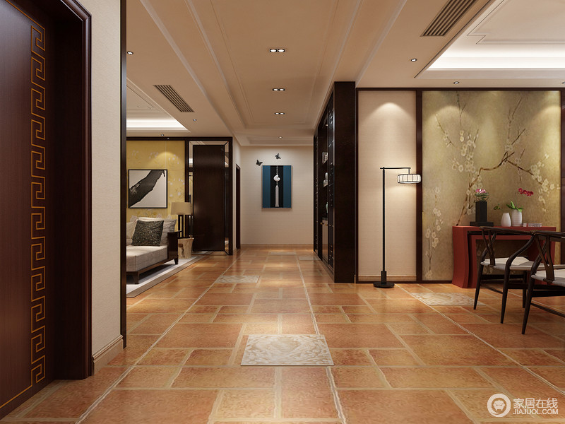 淡黄色的地砖为白色空间增色不少，走廊尽头的蓝色简画让走廊多了丝艺术气质。