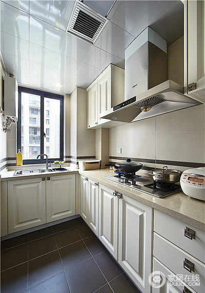 L型的厨房设计，充分利用了每一寸空间，增加强大的存储功能；因为空间太过紧凑，为了避免空间容易产生的压抑感，选用了白色的整体橱柜，有效的提亮放大空间，制造扩容感。