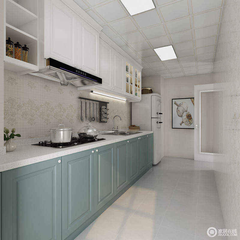 厨房一字型的设计，让空间更为平整，不影响空间的活动；浅灰色的地砖搭配米色墙砖让整个空间十分朴素，生活本就应该简单、朴实，而蓝色橱柜搭配白色吊柜带来收纳之余，也让空间清新了不少。