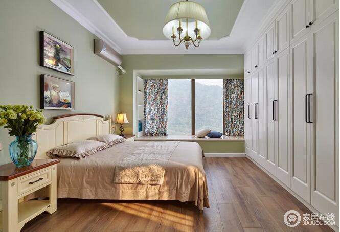 主卧的天花处理与客厅一样，四周白色边框+中间淡绿色，打造出一个独特舒适的空间气息。