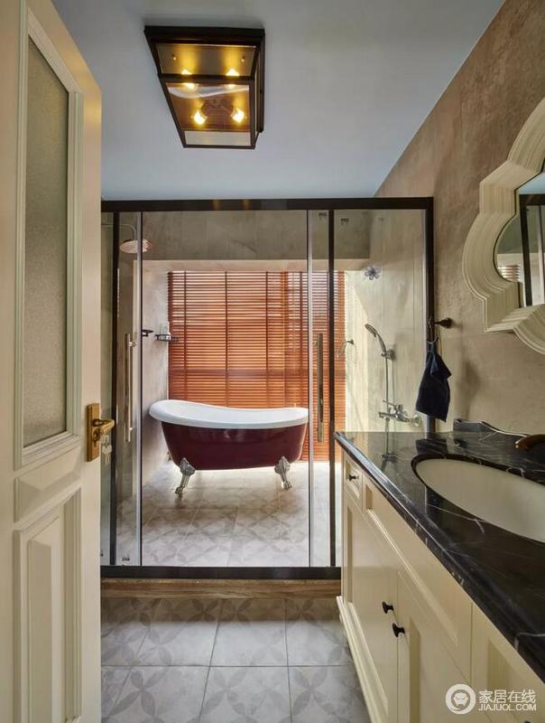 主卫里摆一个成品浴缸，以木色的百叶窗帘，让这个浴室显得格外的自然舒适。