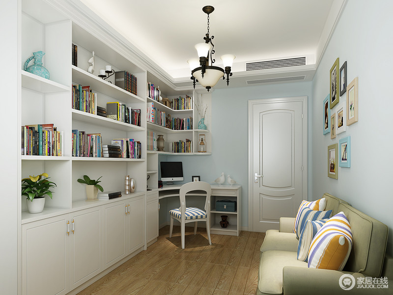白色与浅蓝的拼接，使整个空间变得轻盈和清新。L型书架和书台相连，形成一个大的工作区。靠墙的布艺沙发，在放松时带来舒适性，条纹靠枕和多彩装饰画也带来空间上的温和色彩。