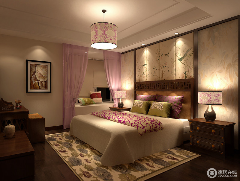 古韵绵长的卧室里加入了粉紫色，为空间增添了惊艳的婉约。静谧的光线下，甜美浪漫的花卉壁纸、缱绻的印花，将风情万种注入空间，幻化出旖旎的休憩情调。