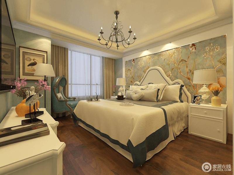卧室色彩和谐，褐色木地板和白色美式家具既服从整体色调的统一，又积极发挥色彩之间的对比效应，从而做到统一而不简单，对比而不杂乱，以视觉的舒适感为空间服务，并充满自然气息。