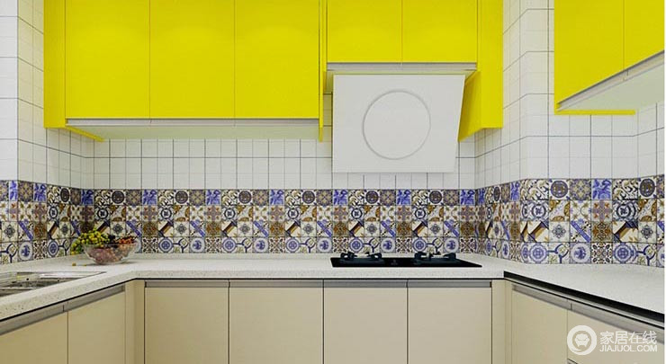 U型厨房以白色为主色调，墙面上白色与花式的西班牙进口瓷砖整齐的铺设于墙面。白色的意德法家的厨房地柜以U型紧贴于墙面，大大增加了收纳储物空间。
