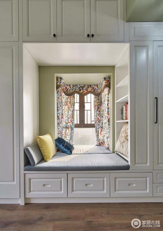 还有一个小窗户，衣柜中间留出位置装成一个小阅读空间，温馨而又惬意。