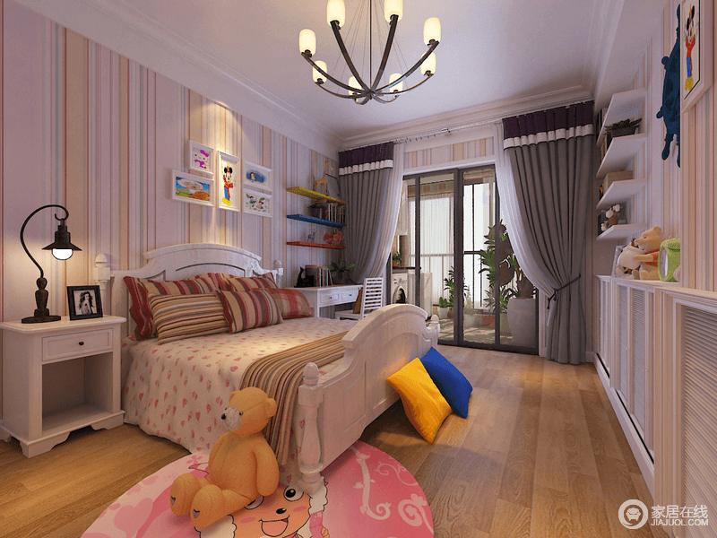 粉色条纹壁纸令卧室焕彩活力，黄色实木地板的温馨感带来浓重的暖意，令空间好不冷清；虽然白色家具显得过于直白，但是精妙的用色减弱了苍白，温馨而甜美。
