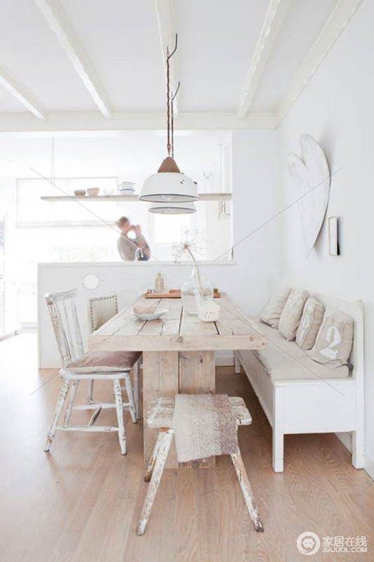 白色调的空间更富吸引力，开放式布局通过吧台将餐厅与厨房简单分割，粗粝的原木餐桌和各式餐椅诉说着乡村生活的朴实。