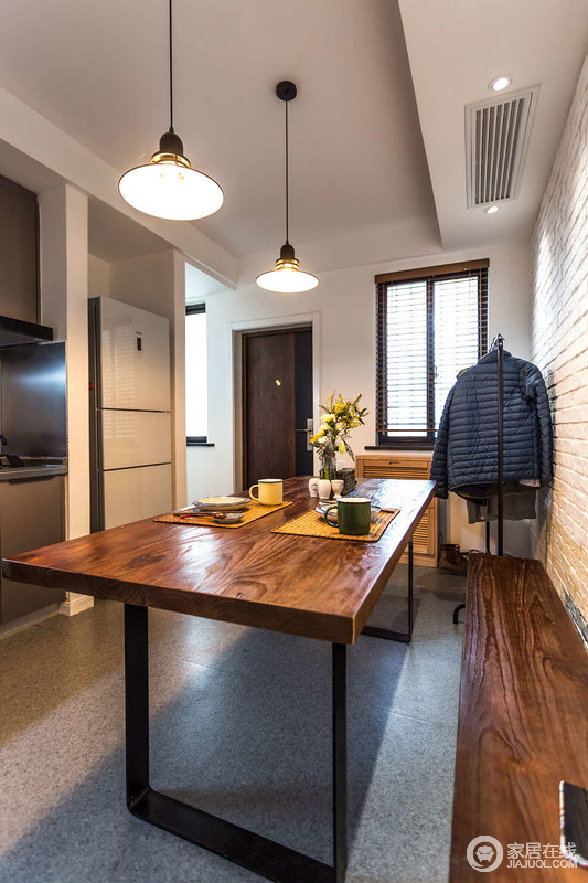 开放式的空间设计，让空间变得愈加宽敞通透；餐厨区增加了铁艺架子，同时也无形中作为玄关的收纳区，让空间变得更为实用。
