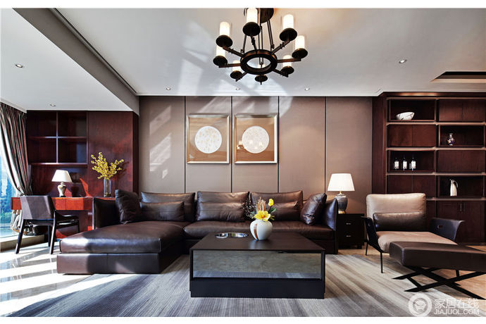 设计主旨即使实用型家具也可以极具设计感，所以就以褐色皮质沙发来奠定空间的稳重；驼色的背景墙以几何的形式搭配挂画，让空间层次之中，跳动着艺术的趣味性。