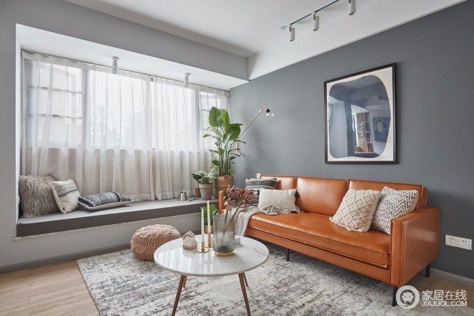客厅的整体基调为中性灰色，橙色的沙发显得跳脱抢眼，波西米亚风格的抱枕点缀，一系列的轻复古色，整体自然舒适。