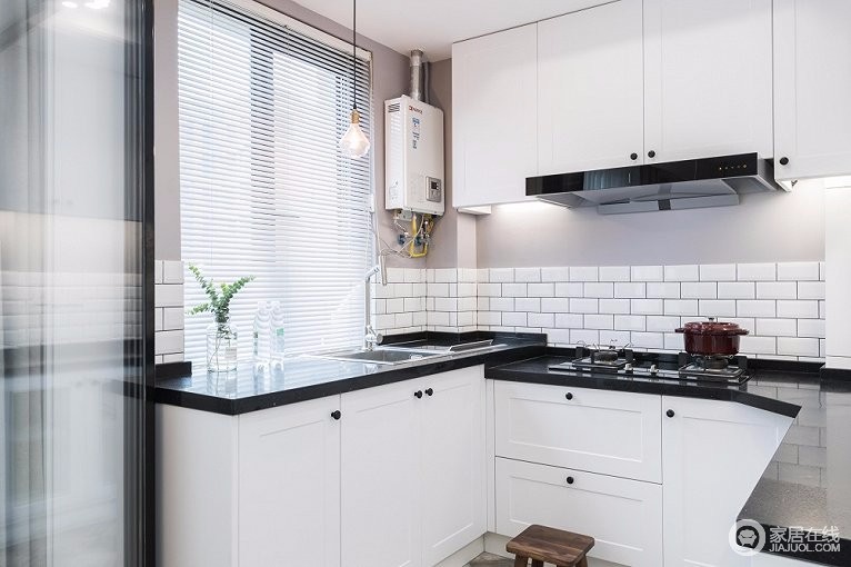 厨房选用的是简洁的黑白配色，在布局上追求行动的流畅感；简洁的造型纯洁的质地，干净美好。