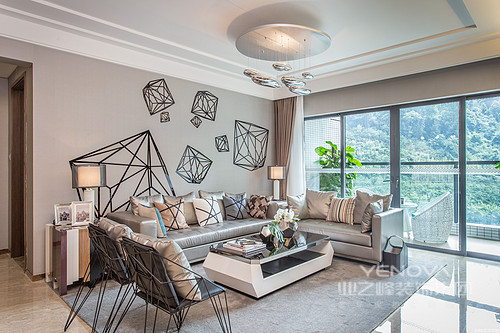 客厅墙面经过合理的设计突出其细腻感，与家具相得益彰，细致、精心的软装饰品，让空间充满浓厚的优雅气息