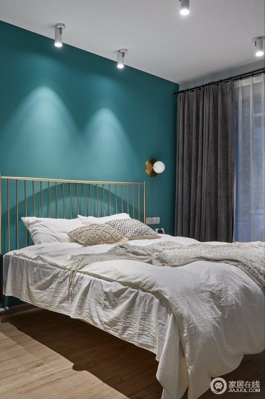 主卧室选用了不锈钢拉丝镀钛金工艺的金色铁艺床，质朴至简的设计，低调精致；金属元素的壁灯、波西米亚风格的抱枕，让整个空间更加富有层次感。