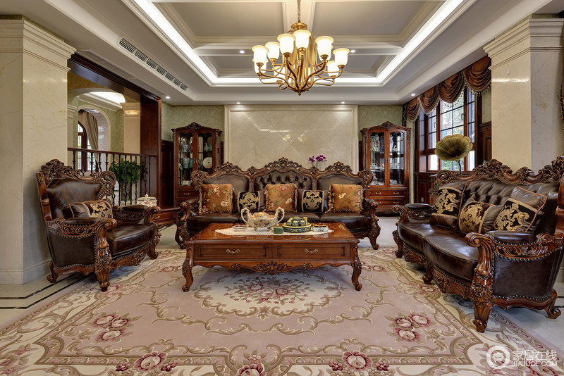 客厅宽敞气派，木质欧式复古沙发考究奢华，淡色花纹地毯更添别致。