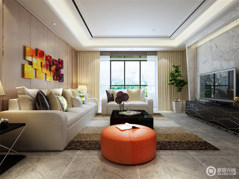利用垂直空间将背景墙做成了艺术品，赋予墙面更大的艺术性。绿植、橘色圆形沙发则填补这偌大的空间，为房子增添了一股灵气！ 布艺沙发、天然大理石，让材质给与空间最美的状态。