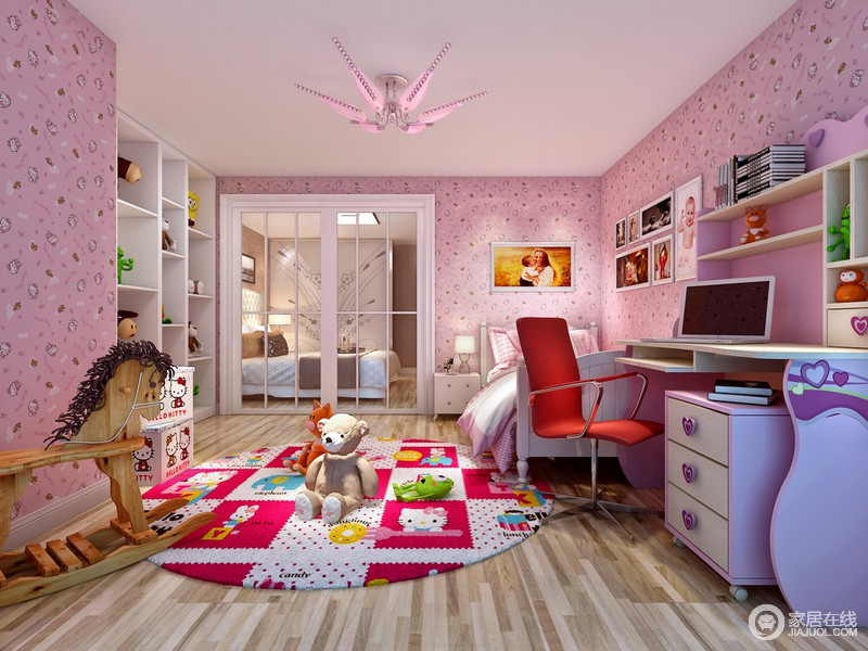 通过主卧室便是儿童房，一个白色推拉门不仅分割了功能，也尊重各自的生活空间；通体利用粉色壁纸打造出甜美与浪漫的氛围，Kitty猫地毯和各式玩具，带给孩子烂漫与童趣。