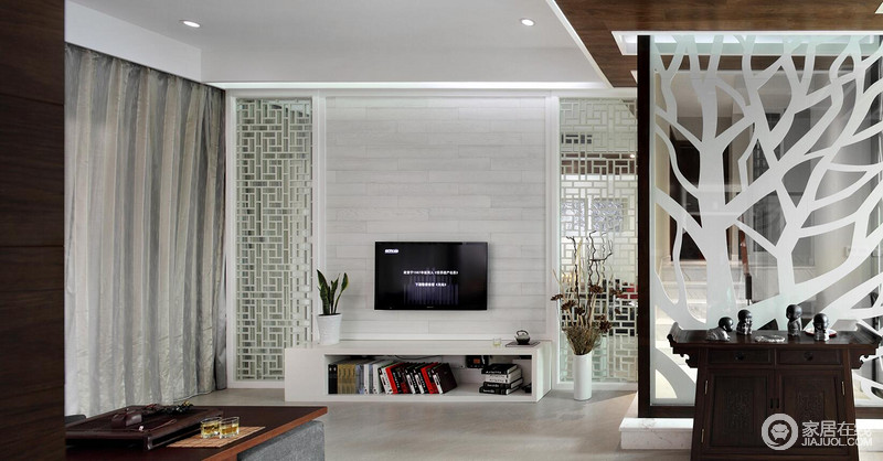 客厅电视墙两侧采用雪弗板雕花，地柜则用隔板简单组合。