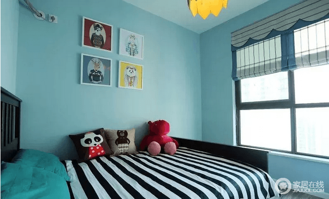 儿童房整个空间以蓝色调为主，十分清静，黑白纹的床单结合田园感的卷帘，让整个空间充满清新舒适的氛围感；彩色动物挂画和动物玩饰，让空间简单而充满童趣。