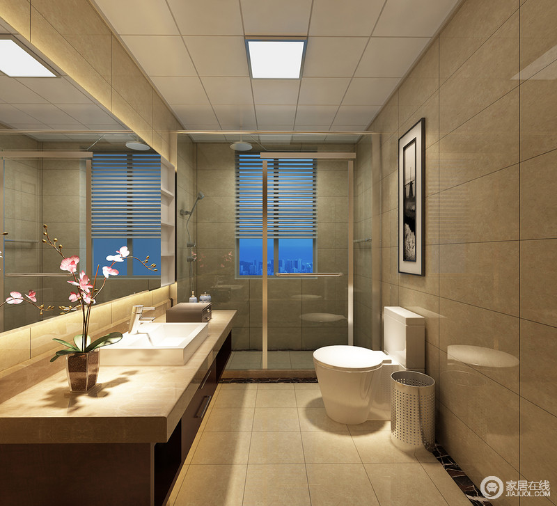 简洁的卫生间内，干湿分离出功能区域，百叶窗和透明玻璃材质的使用，使空间更显通透明快。长条浴室镜，反射着空间扩展视觉效果，盥洗台上绽放花束清雅自然。
