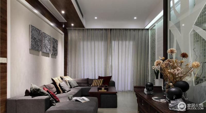 客厅整体空间色调将经典的黑白灰搭配改为棕褐色、白灰色、白色的搭配，既体现现代风格的时尚大气，又不失中式沉稳的底蕴。