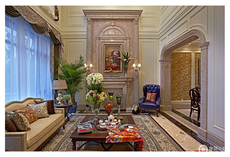 客厅的背景墙以罗马柱式门廊、壁炉来强调欧式设计，紫色扶手椅带来复古尊贵和时尚，这里的壁炉之作装饰用，并非具有实用功能。