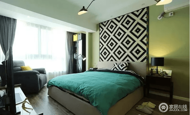 主卧床头中间是黑白配独特图案的让背景墙尤为摩登，给予整个绿色漆粉刷的墙面不一样的几何之美；虽然黑色床头柜和灰色沙发显得沉闷，但是绿色床品带来一丝清新。