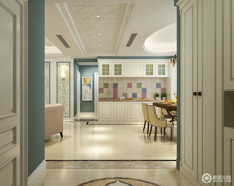 从玄关入户的走廊上，墙面收纳柜增加了空间丰富的储物功能。饰以唯美图案的地板、天花与西厨背景的彩色色块，构筑点缀出空间上的活跃浪漫的氛围。