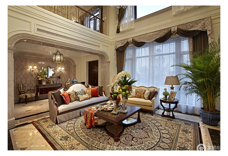 罗马式柱子设计在客厅的四周都可以看到，这是欧式典型的房间设计特色之一，这里的布艺沙发柔软舒适而有型，象征着贵族般的奢华与享受。