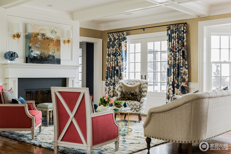 这个客厅使用碎花图案的各种布艺和挂饰，欧式家具华丽的轮廓与精美的吊灯相得益彰。