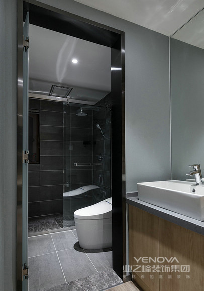设计师根据空间格局，将盥洗区进行独立出来，以木质柜呼应着空间主题；内部入厕和洗浴区，则通过通透的玻璃划分，干湿得到分离。