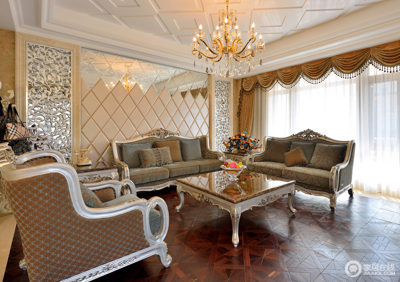 客厅中墨绿色法兰绒欧式沙发精致，雕刻的花纹细腻别致，浪漫的罗马帘更将欧式情调点燃。