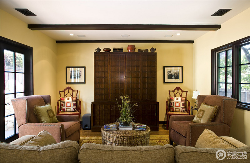 美式风格的客厅是宽敞而富有历史气息的。