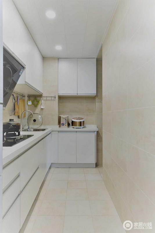 厨房面积比较小，所以素雅的白色，才是最佳选择。