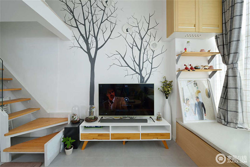 树的寓意为终身陪伴，设计师在电视墙上，饰以树造型的图案，用于凸显家庭间的温情陪伴。