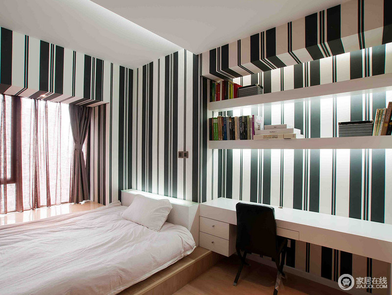 卧室高低不平的吊顶自然地带来建筑的层次感，黑白条纹壁纸上演对比色的魅力，与空间中的黑白色家具延续着整体的设计概念，冷静中寓于劲爽。