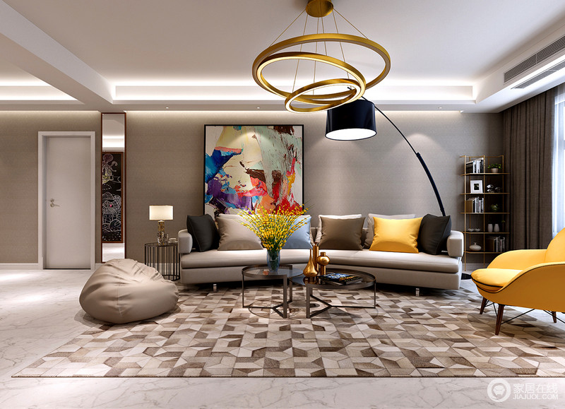 客厅素色沙发背景墙因为色彩艺术画减少沉闷，空间十分缤纷；金属收纳架坐落于墙角不仅起到收纳作用，同时带着工业设计的精致，与黄铜吊灯和金属边几构成现代时尚。