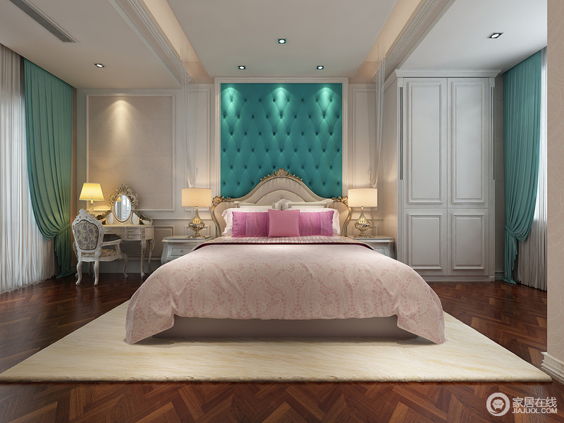 简洁的卧室里，沉静的蓝色跳跃般点缀在窗帘与床头硬包上，大胆与甜美气息的粉色床品，搭配出诗意的空间美学，一种安宁静和的休憩氛围呈现出来。