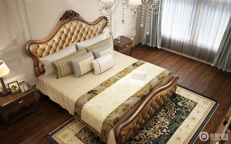 地板的质感与纹路清晰可见，颜色与床品床头柜相协调，水晶吊灯的时尚华丽与床的造型完美的搭配，使整体风格高贵典雅。
