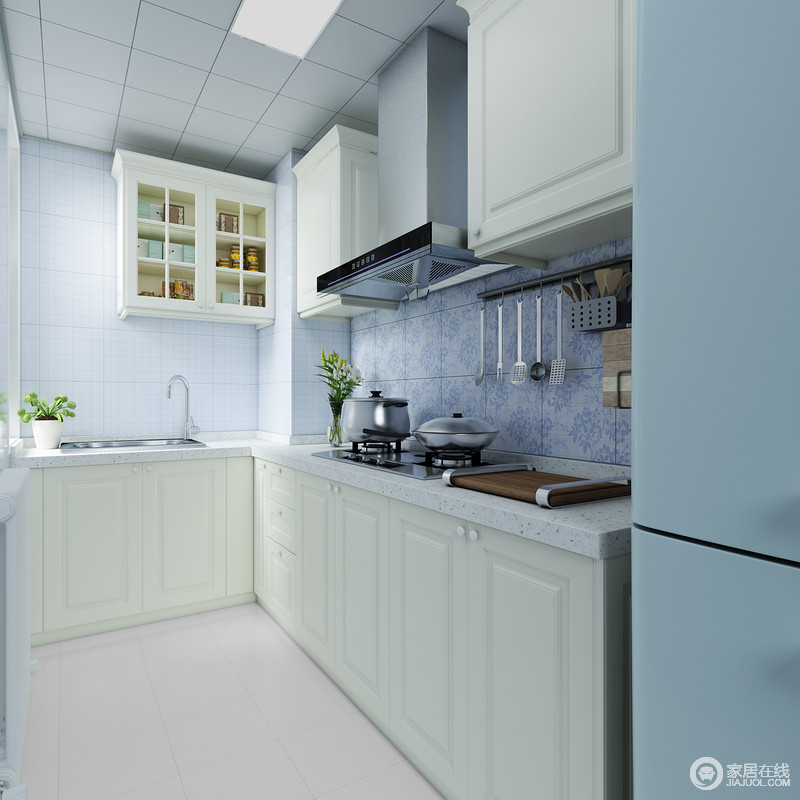 厨房根据不同的区域铺贴了不同的砖石，让空间色彩多变，白色、米色和蓝色的砖石带来材质艺术；米白色定制的橱柜看似简单，却实用至上。