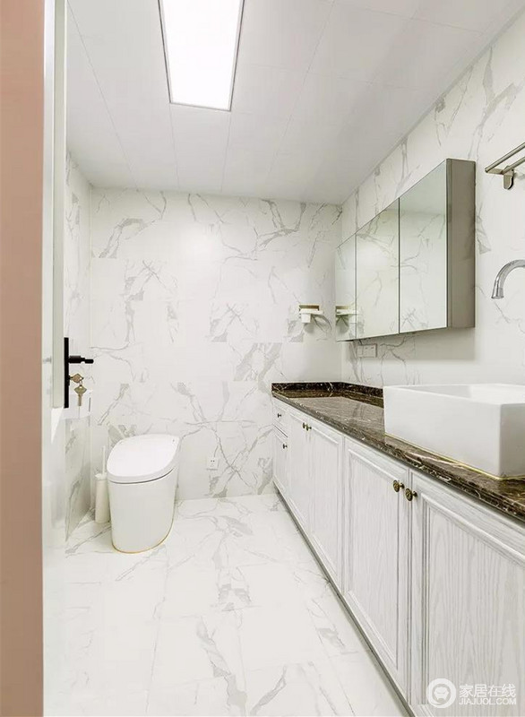 卫生间和墙地砖均使用白色系，使得空间被提亮，整体显得通透干净。
