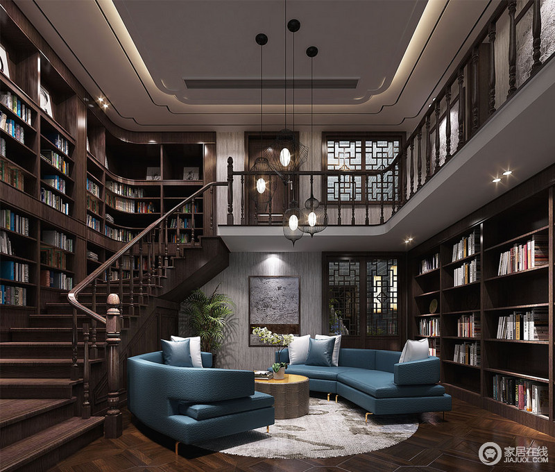 从一层沿着褐木楼梯顺延而上，整个墙面都被顶天立地式书架填满，连带着一层的背景书架，整个空间像极了都教授的家，满满的图书馆的既视感，营造出丰盈的精神世界。